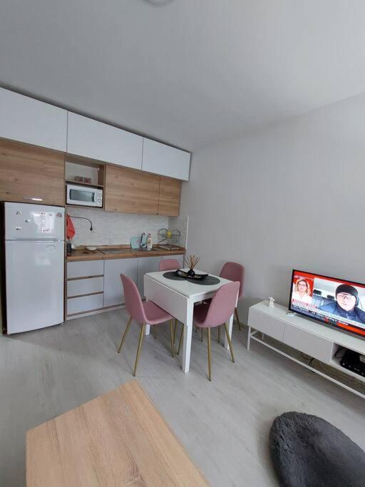 City Center Chic, Urban Apartment Skopje Ngoại thất bức ảnh